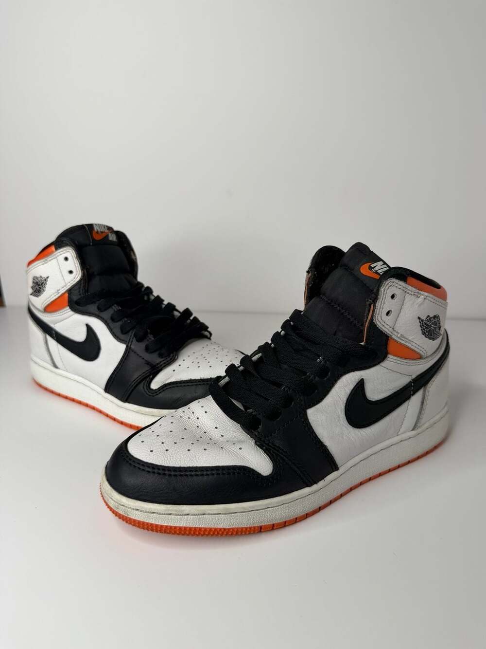 Nike Air Jordan 1 Retro High OG GS Electro Orange Youth Size 5.5Y
